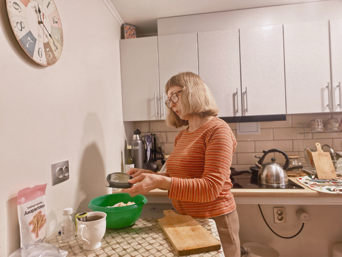 Оля хлопочет на кухне