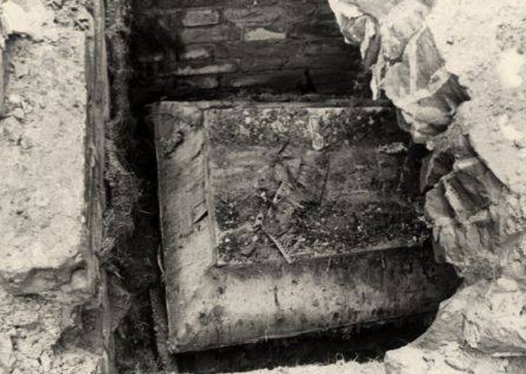 Экскаватор пробил асфальт и показался склеп: Что нашли строители и почему находка потрясла город