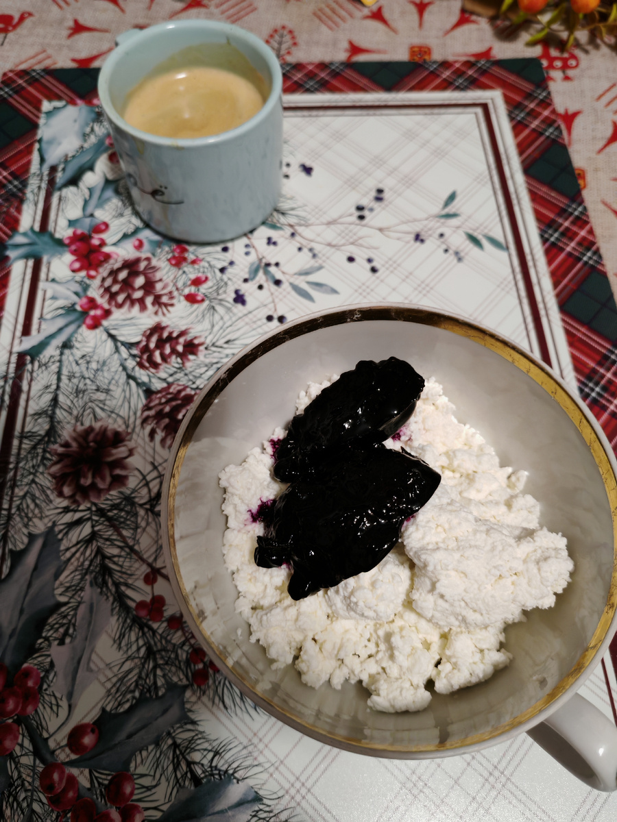 Творог с черничным вареньем. Без двойного эспрессо утра не бывает)))