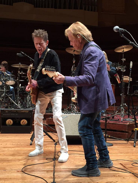 Блонди Чаплин исполняет свою партию на соло-гитаре вместе с лид-гитаристом американской рок-группы The Beach Boys Аланом Джадином.