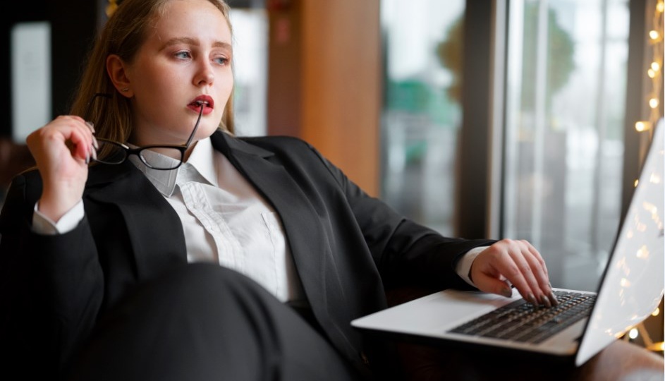 Свекровь с золовкой заболели, переехав к нам. Муж уволился ухаживать. Тогда я поставила камеры и..