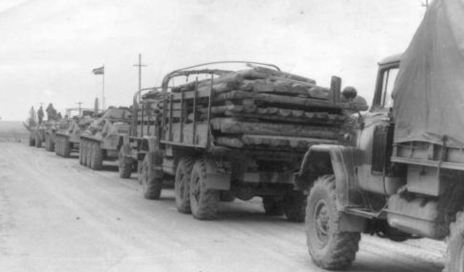Колонна советской мотоманевренной группы направляется к месту дислокации в Талукан. ДРА, 1982 год