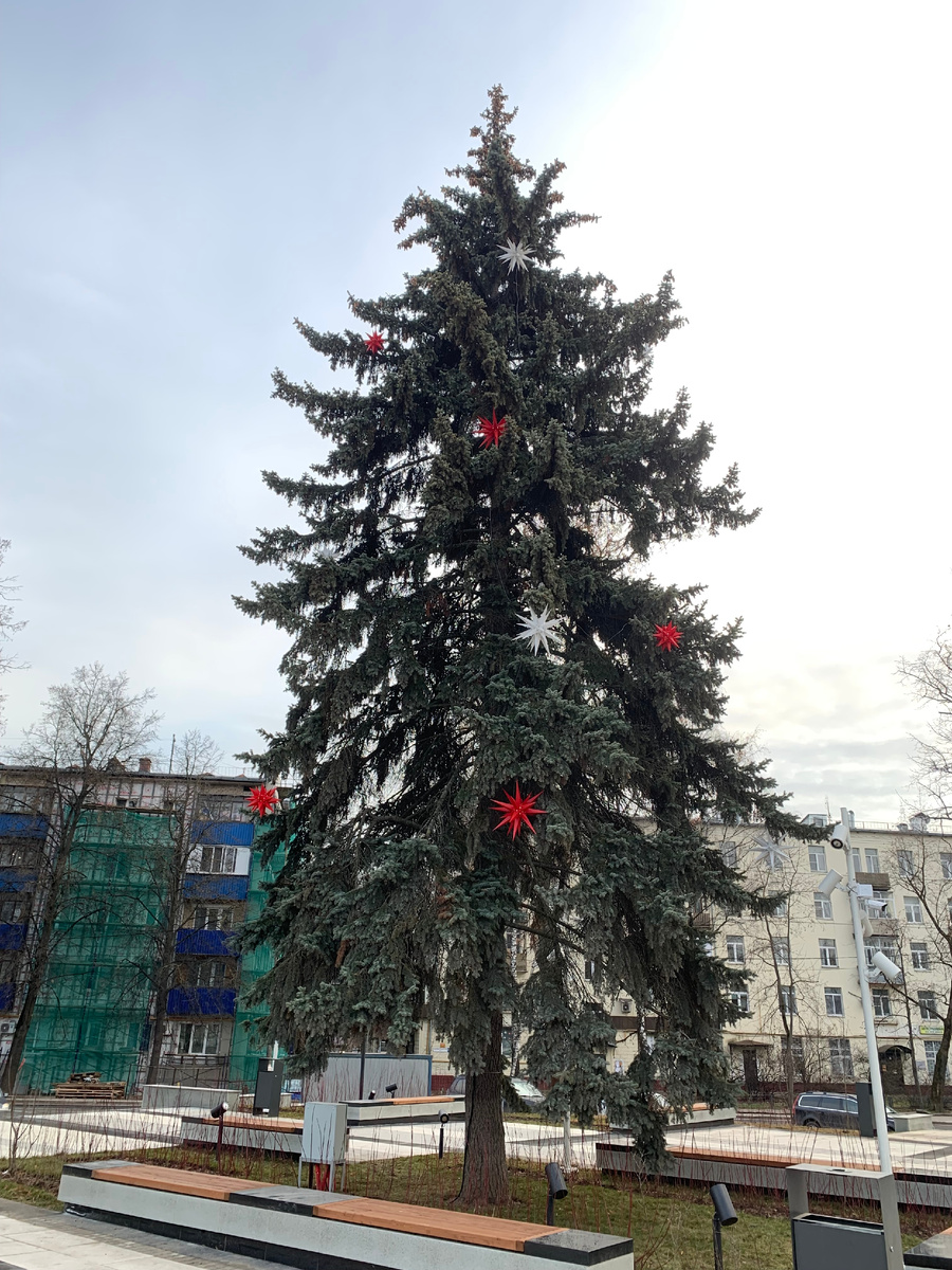 Нет эта ёлка живая и её я тоже помню с детства