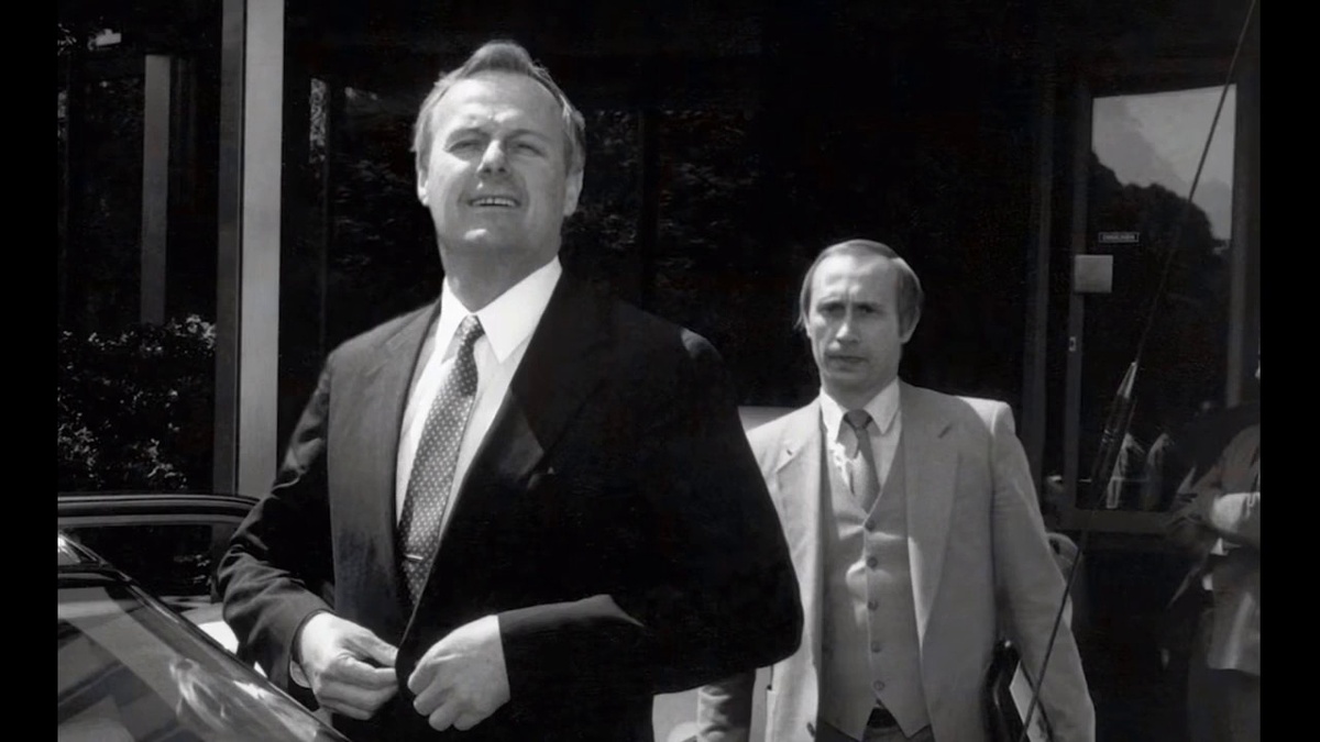 Найди на фото отголосок девяностых.