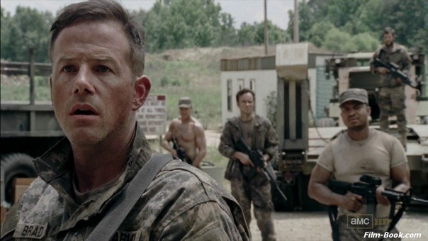 Сразу видно профессионалов! Дозор, снайпера на той сопке, пулемет в окне. Как нет? А, точно, бойскауты...