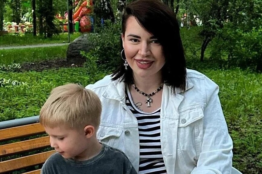     «Открывает глазки, слабенький совсем. Но улыбается»: Саши Черно рассказала, что ее пятилетний сын вышел из комы