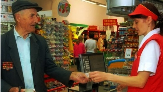 «Пакет нужен?» - продавцы на кассе превращают нас в зомби, буквально вытаскивая из кошелька до 10 косарей в год. Раскрываю их ушлые уловки