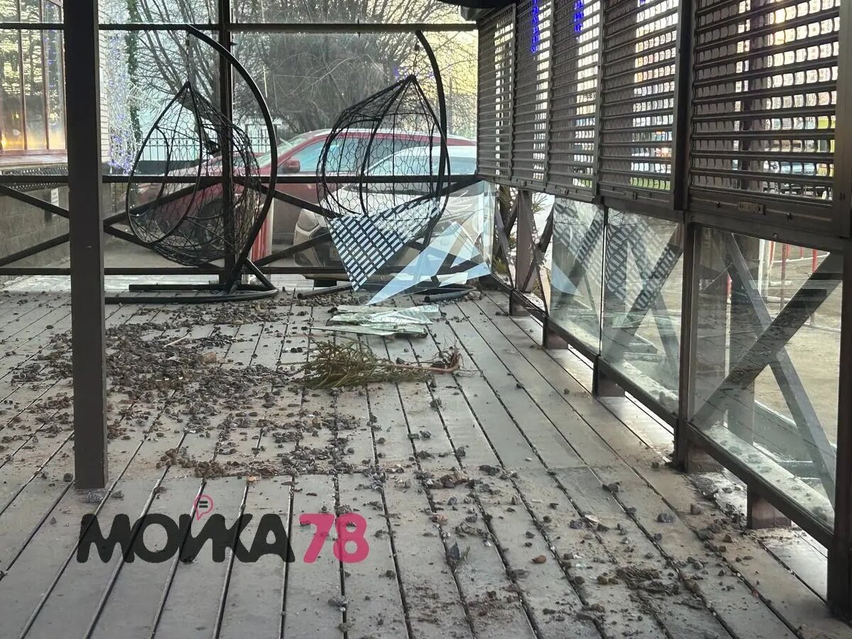    Последствия прорыва трубы на Маршала Казакова. Фото: Мойка78.