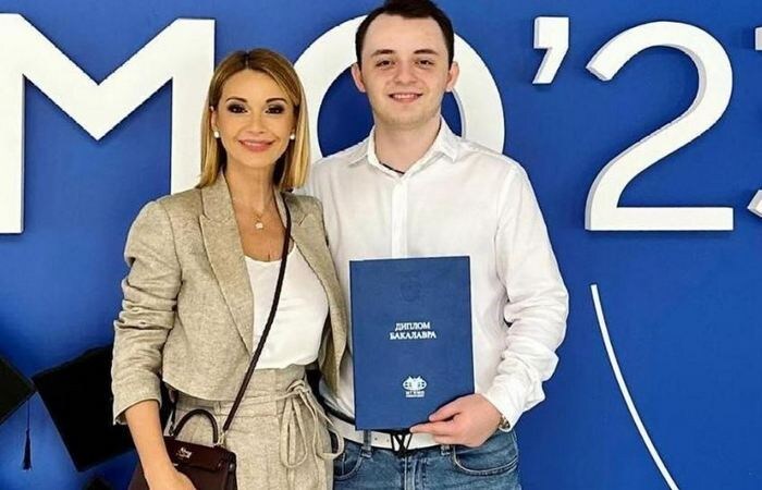 Артём уже не мальчик.