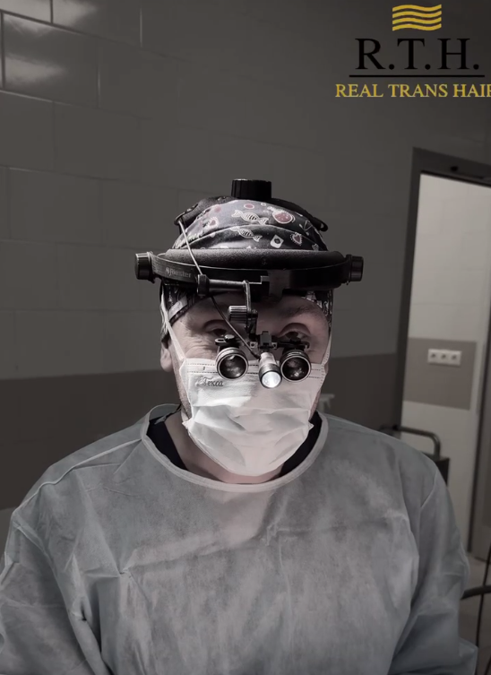 Вначале пациентке наносят точную разметку для определения “пути к омоложению”. Предварительно была выполнена прицельная липосакция подбородочной зоны, чтобы уменьшить объем оперируемой ткани. 