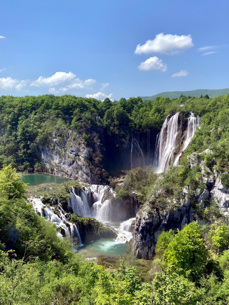 Озеро Новакович-брод и амфитеатр Великого водопада летом. Плитвицы. Хорватия.