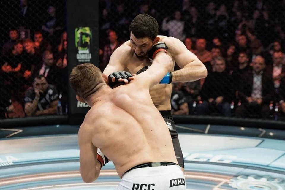    В начале второго раунда Армен Петросян сдался. Фото: пресс-служба «Архангел Михаил»