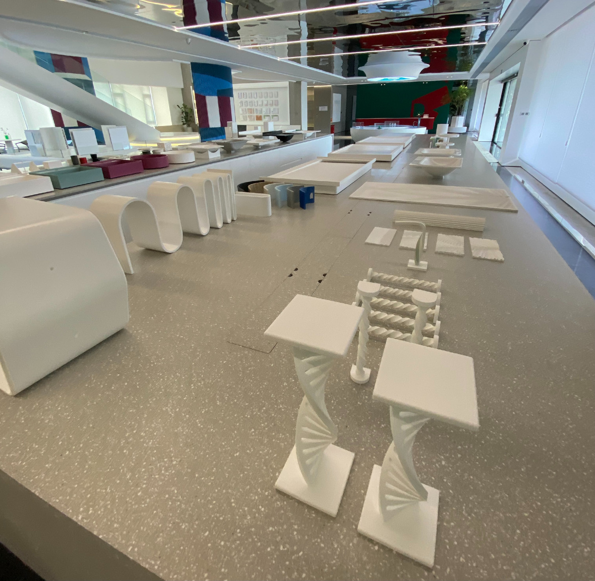 В шоу-руме одной из фабрик по производству акрила в Китае. Примеры гнутых элементов из акрила.