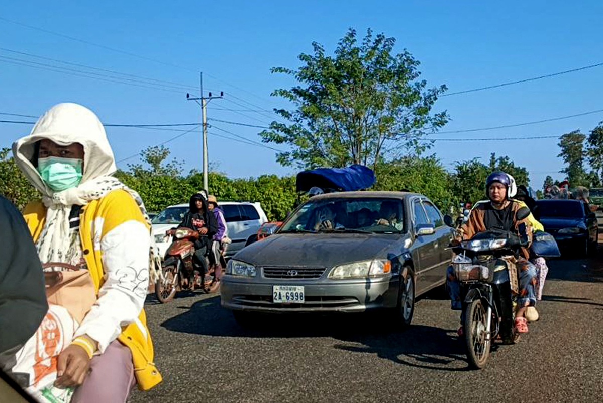    Местные жители эвакуируются после столкновений на границе Камбоджи и Таиланда в провинции Преах-Вихеар./AFP