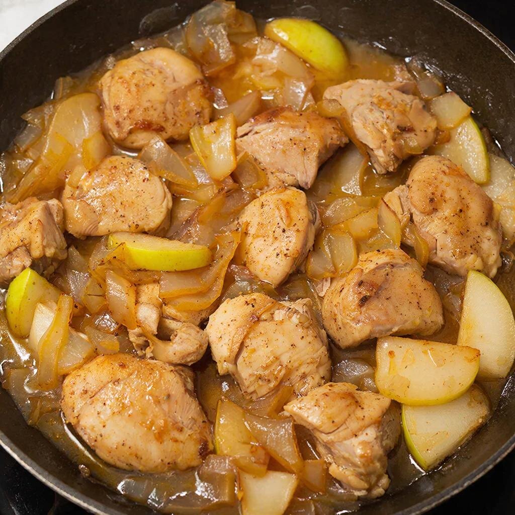 Тушеная куриная печень с яблоками и луком