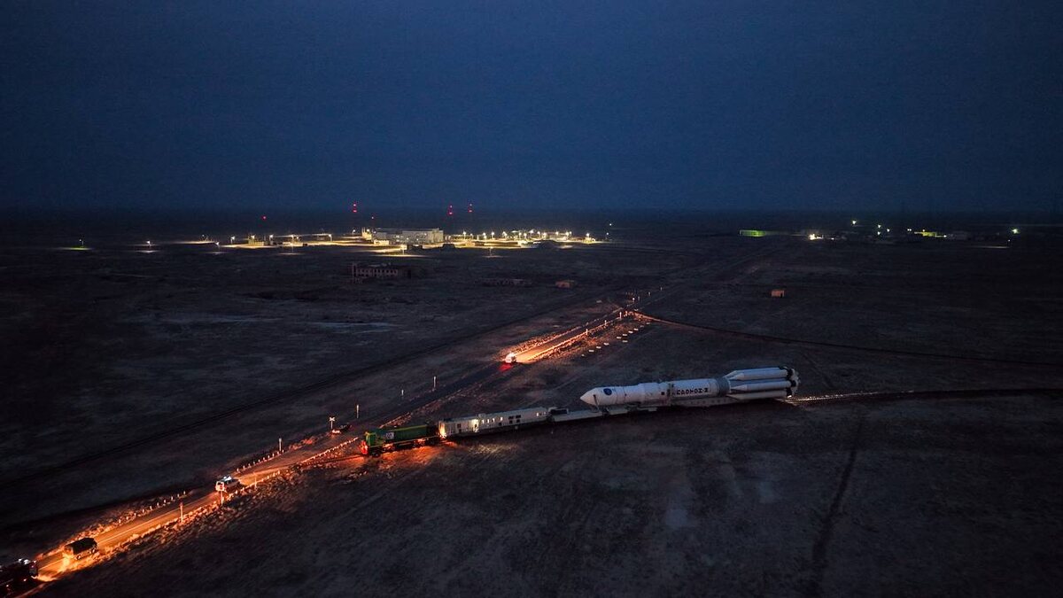 Протон-М везут на стартовую площадку Байконура 12 декабря (фото: Евгений Кудашкин / Роскосмос Медиа)