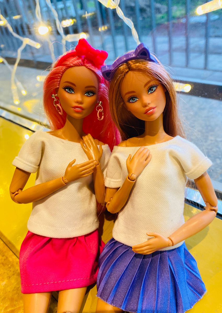 На Доллмаркет брали с собой Адиль и Василису. Дочка очень любит играть с ними. Они сестрички и одеваются в одном стиле)