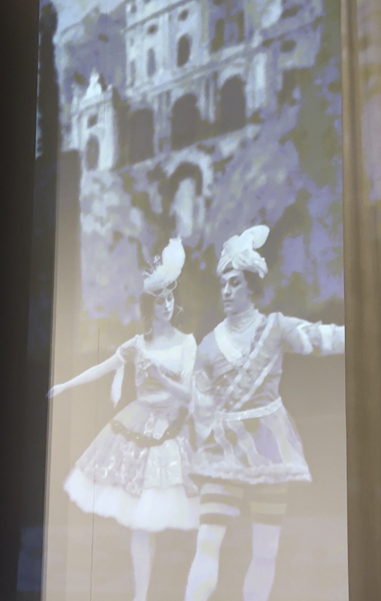 Много интерактивных полотен 