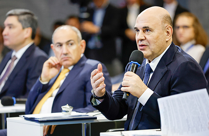    Михаил Мишустин (справа) во время конференции по сотрудничеству в области науки и технологий в Москве.митрий Астахов/ТАСС