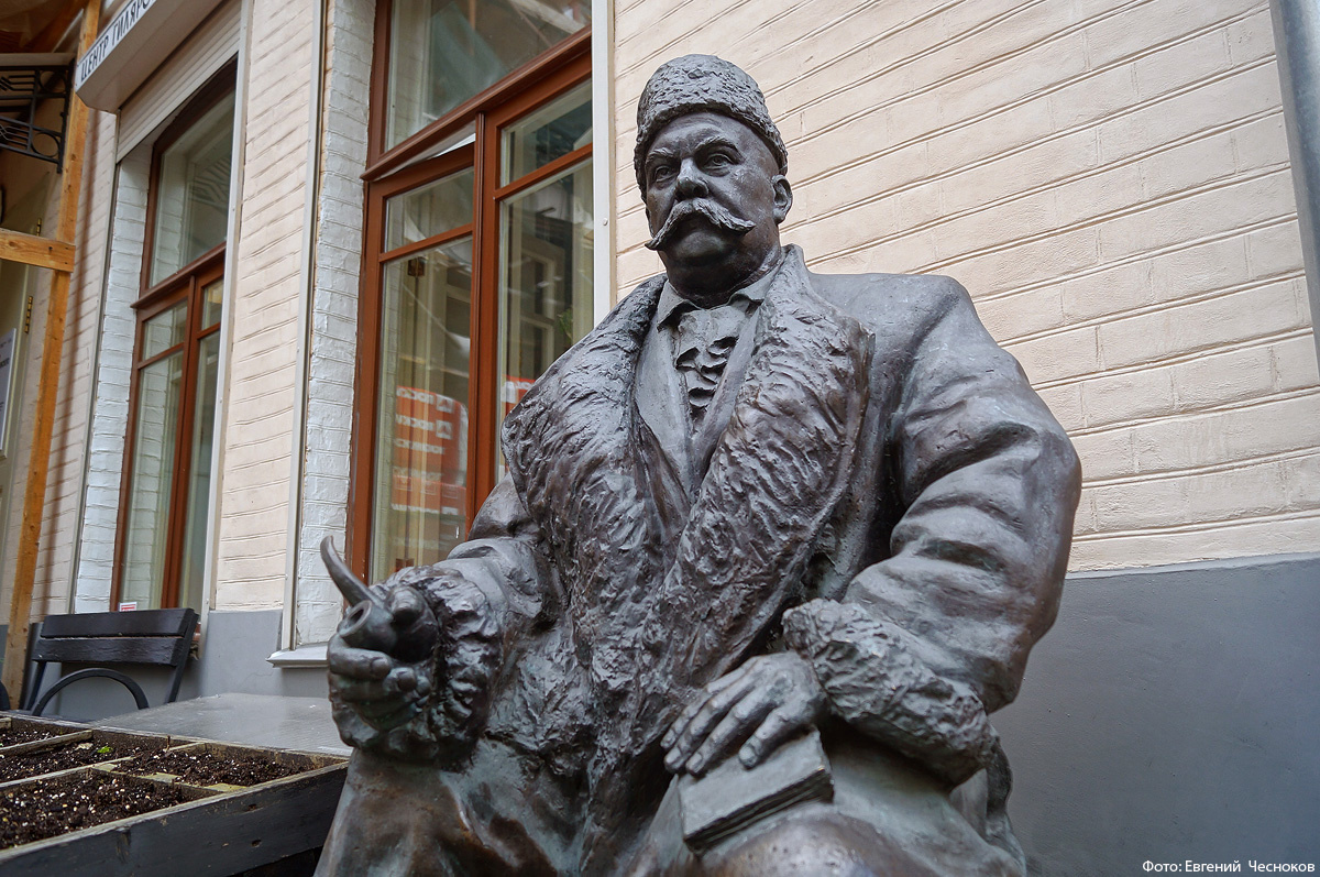 Скульптура "короля репортажа" в Первопрестольной в Столешниковском переулке (у дома-музея В. Гиляровского)