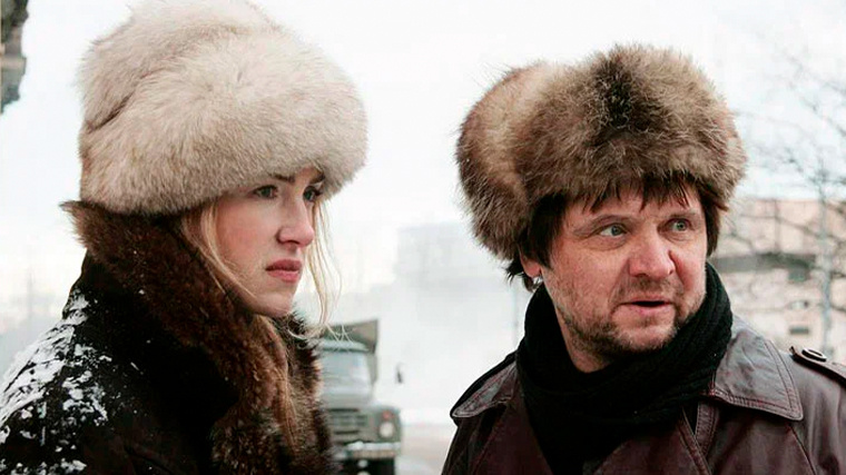 Кадр из фильма «Похороните меня за плинтусом», реж. Сергей Снежкин, 2008.