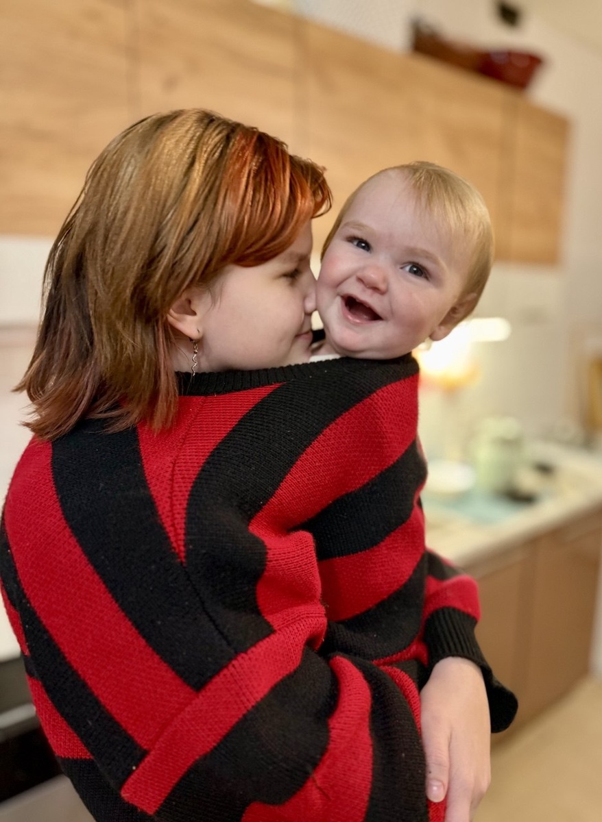  Сашулька с младшенькой сестричкой Эмилией. 