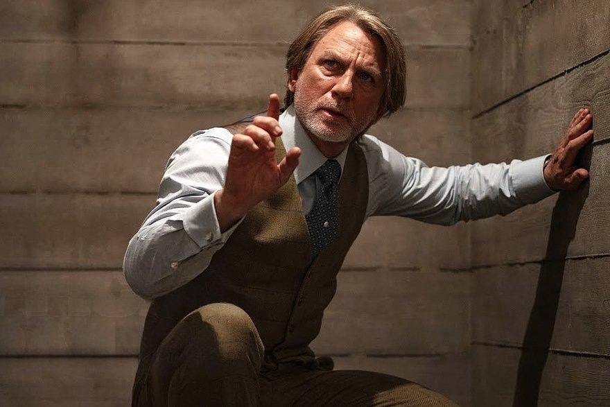    Кадр: фильм «Достать ножи: Воскрешение покойника»