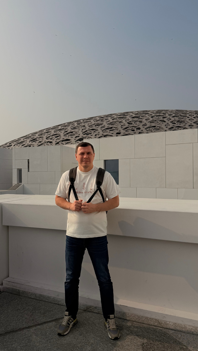 Это я на фоне музея