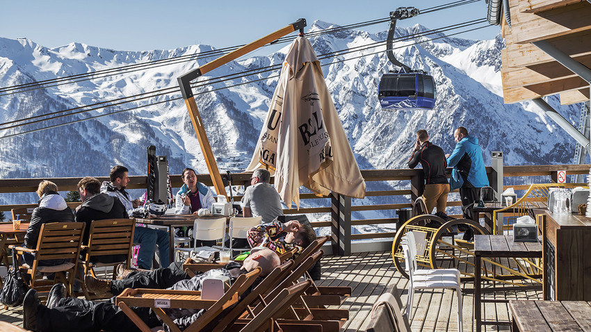 Аprès-ski на солнечных террасах с видом на горы.