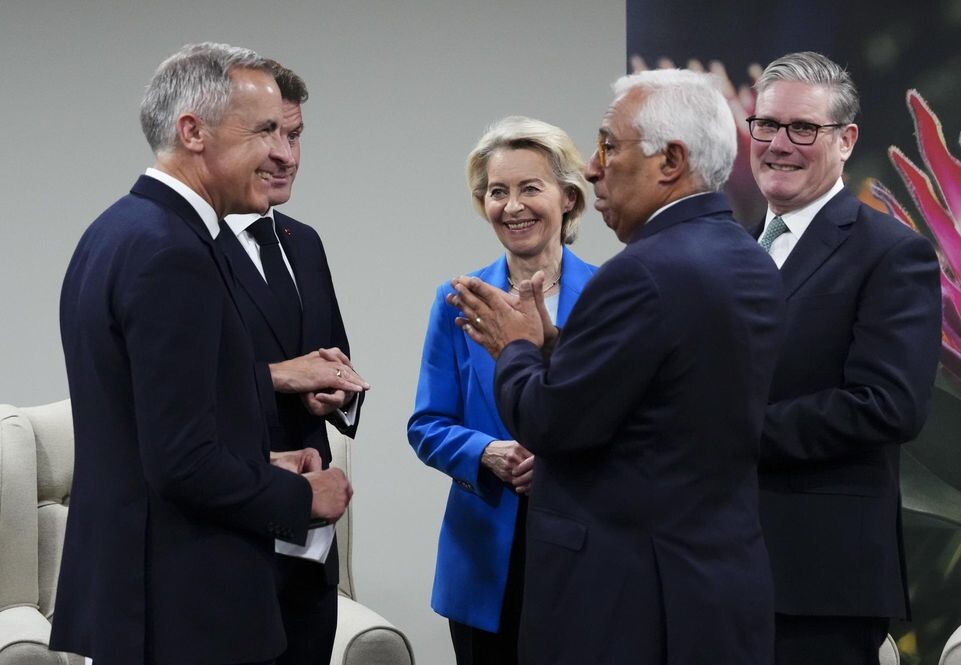    Председатель Еврокомиссии Урсула фон дер Ляйен (в центре). Sean Kilpatrick/Keystone Press Agency / www.globallookpress.com