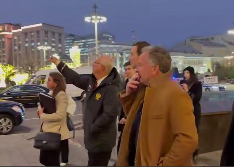    Стивен Уиткофф, Кирилл Дмитриев и Джаред Кушнер гуляют по Москве. Кадр из видео