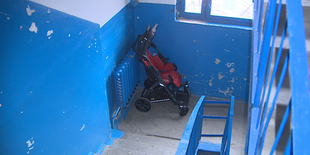 В Волжском мать ребенка с ОВЗ обязали выплатить 20 тысяч и убрать инвалидную коляску из подъезда