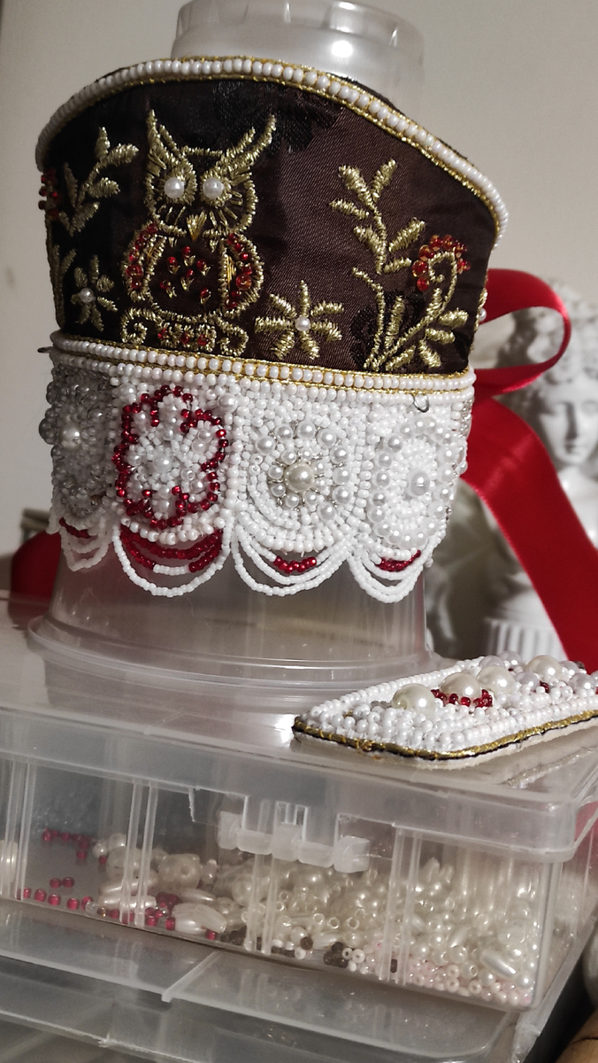 Кокошник ещё сохнет. Оставила так сохнуть для придания окончательной формы. 