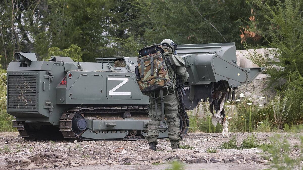 Российские военные саперы применяют робототехнические комплексы «Уран-6» при разминировании Авдеевки