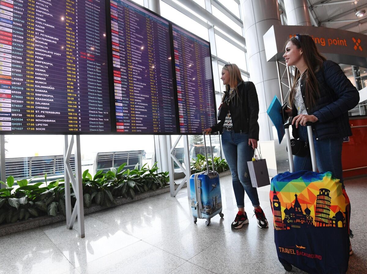    Пассажиры в аэропорту | © РИА Новости / Кирилл Каллиников