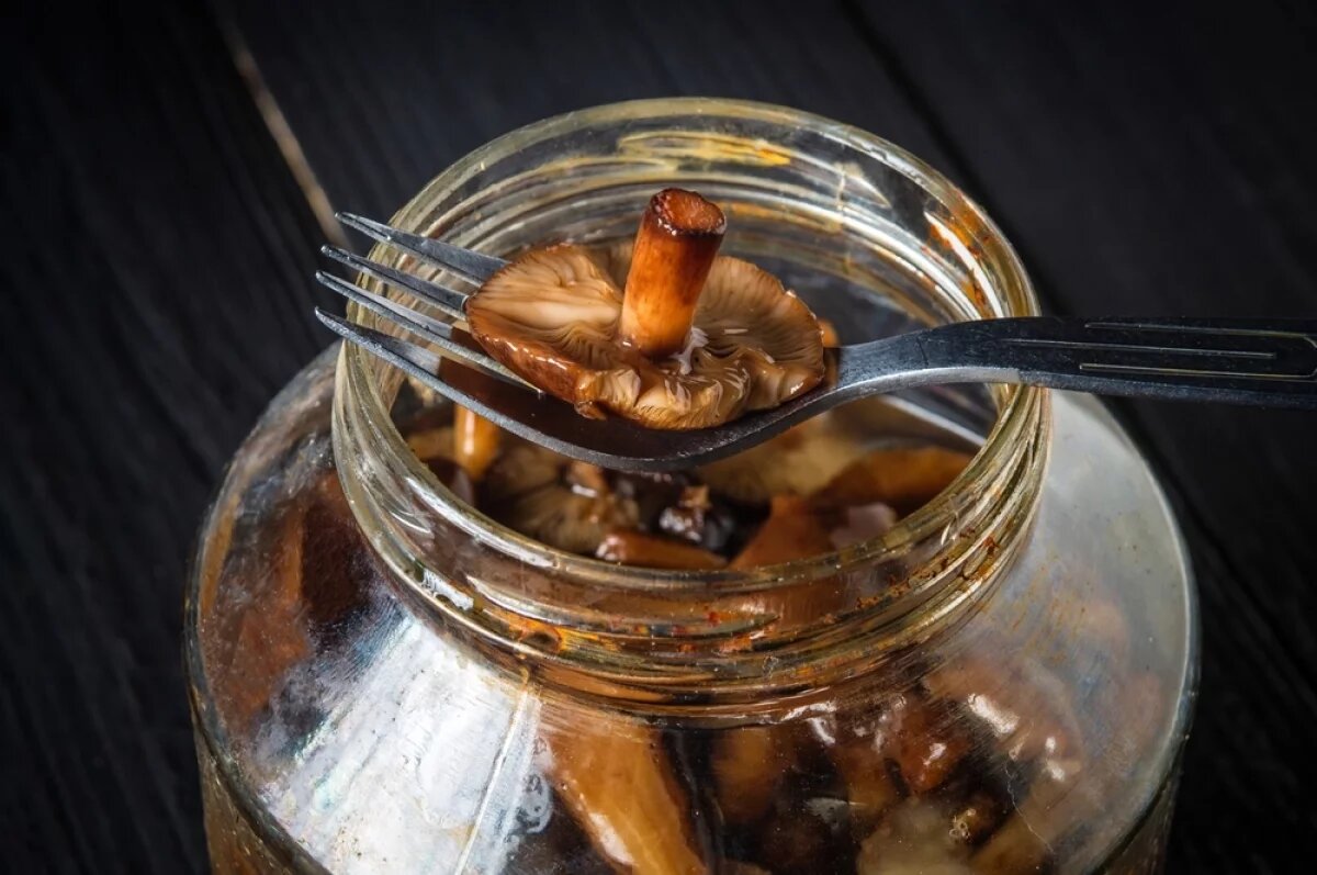    В консервах яд распределён неравномерно, то есть один гриб может быть отравлен, а другой — нет.