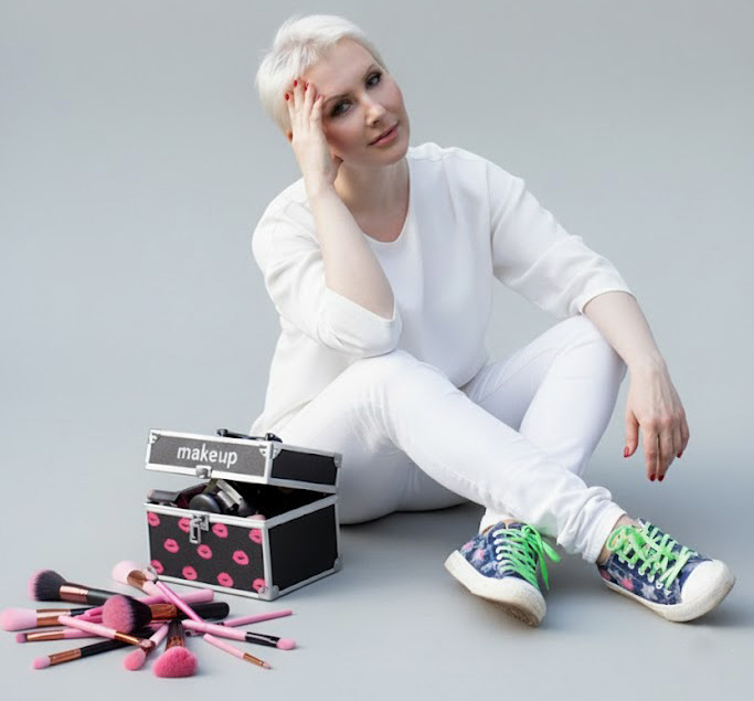 В книге 3 раздела и 16 глав.