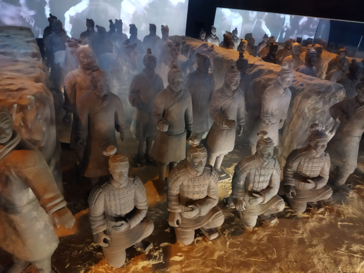 В качестве иллюстраций сегодня фото с выставки Терракотовая армия, которая была в Москве когда-то давно. 