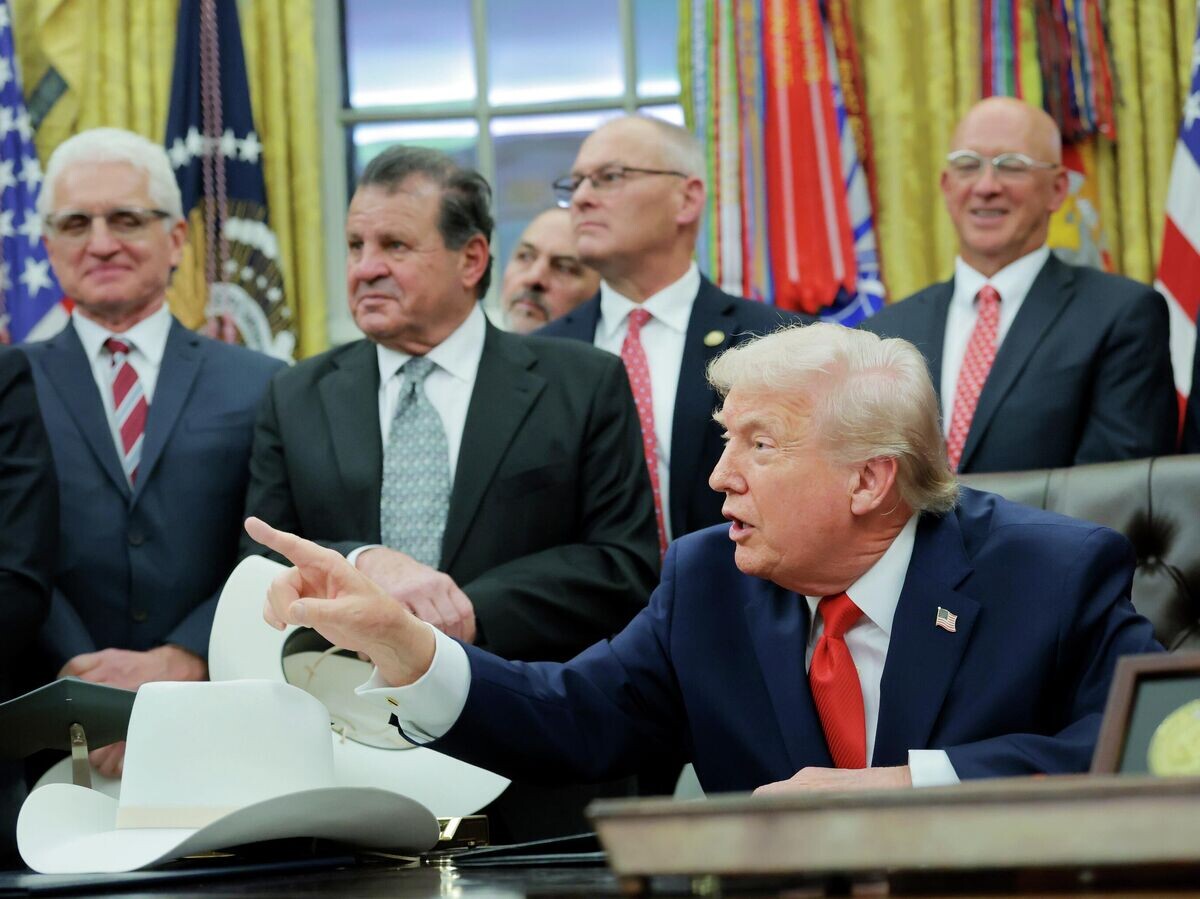    Президент США Дональд Трамп на встрече с членами мужской сборной США по хоккею 1980 года | © Getty Images / Anna Moneymaker