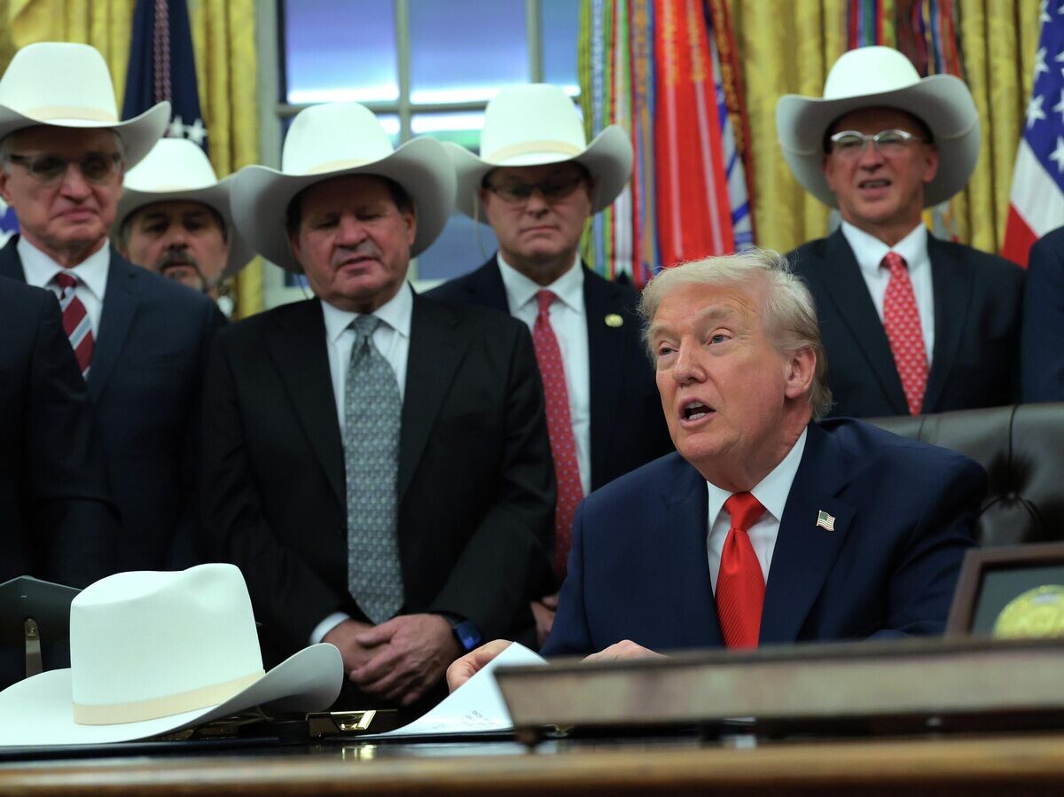    Президент США Дональд Трамп на встрече с членами мужской сборной США по хоккею 1980 года | © Getty Images / Anna Moneymaker