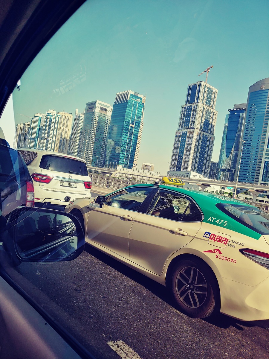 Едем в отель из аэропорта Аль-Мактум