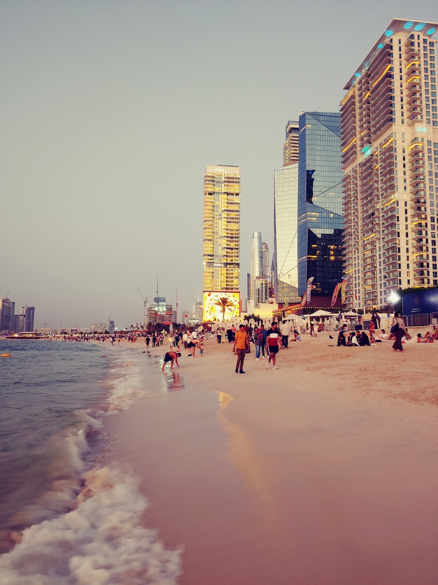 Пляж Дубай Марина вечером