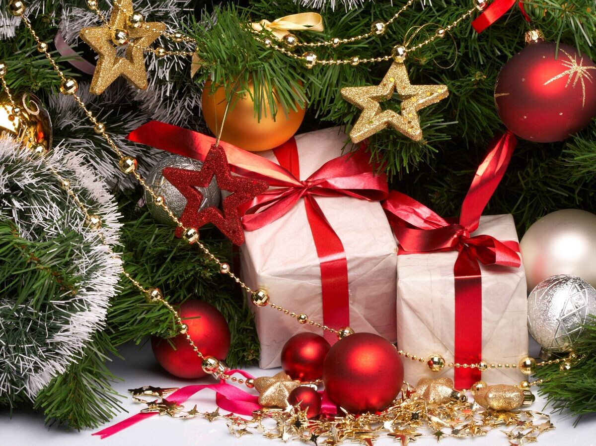    Новогодние подарки под елкой | © Fotolia / ganzo12
