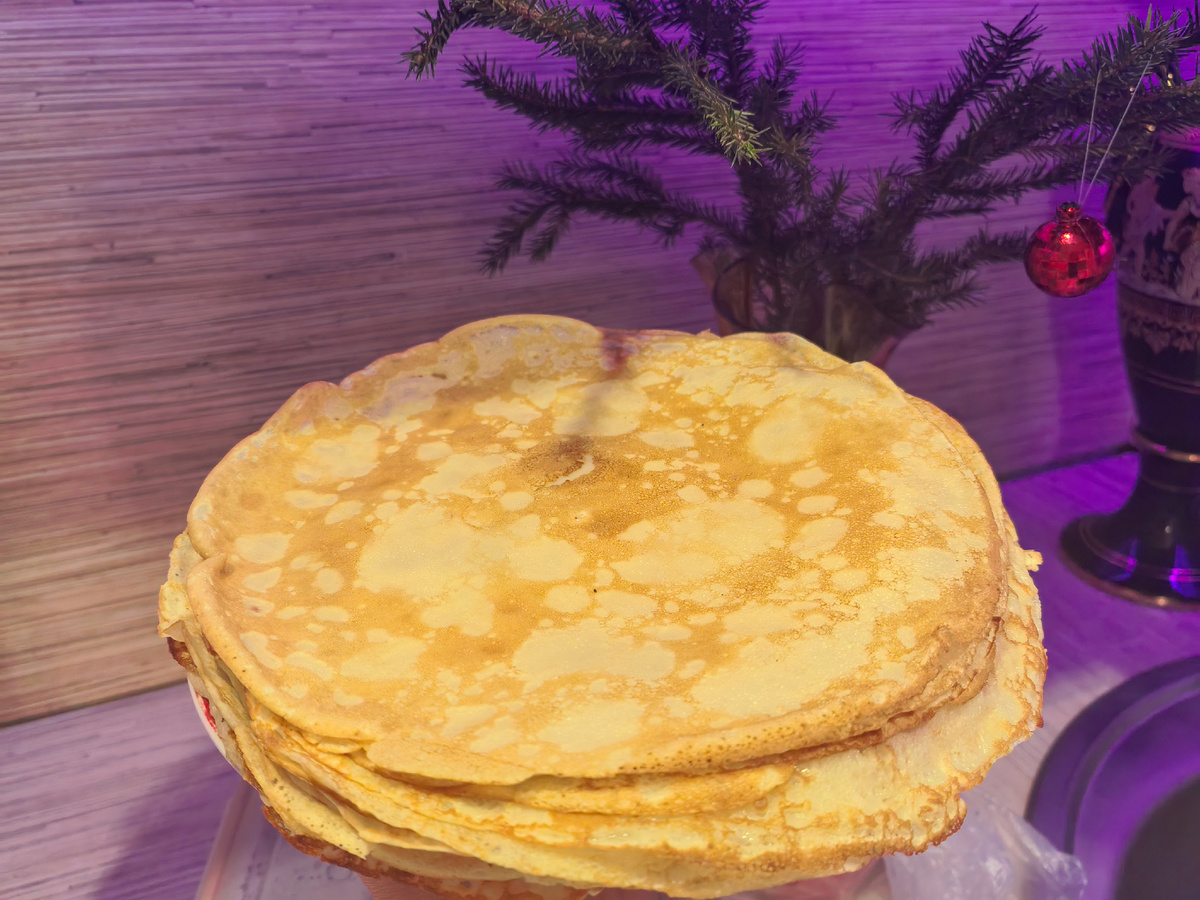 Перфекционисты могут обрезать по тарелке края блинов и они станут очень аккуратными и красивыми. Но я не перфекционист, мне и так красиво) 