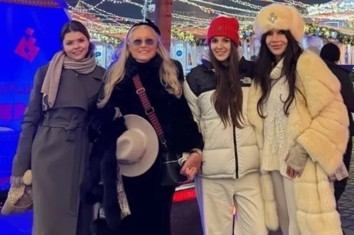    Татьяна Михалкова выложила на своей странице фотографии после похода на каток.