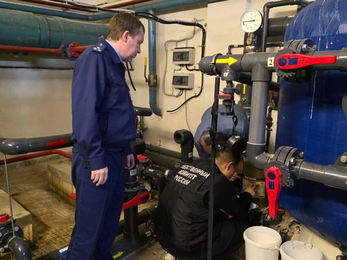    Работа СК РФ на месте происшествия, где дети получили химические ожоги глаз легкой степени в плавательном бассейне спортивной школы в Нерюнгри в Якутии | © Фото : Прокуратура Республики Саха (Якутия)/Telegram