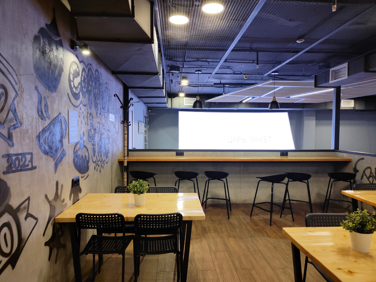 Театр начинается с вешалки, а Царь-макет с кафе. Но вешалка (гардероб) тоже была.