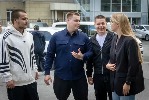 У Саши Храбровой (справа) трое братьев. Младший - Даня (слева), ему 18 лет, рядом стоит Миша, ему 24, а между ним и Сашей - Дима, ему 22, и только в этом году он узнал свою семью.