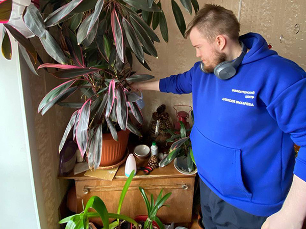    Добровольцы поливали цветы и мыли окна Мария Михайлова