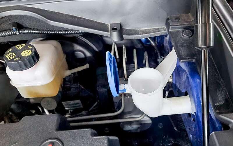    Заливная горловина бачка омывателя расположена неудачно, рядом с задней кромкой капота. Часть жидкости при заливке гарантировано ­прольется.